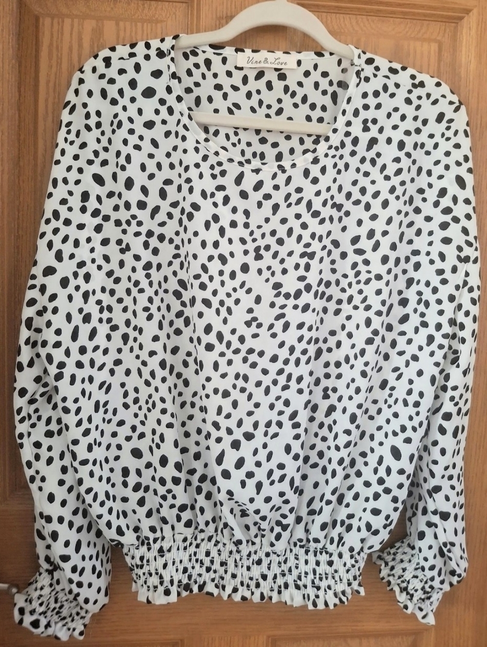 ⚫️⚪️ Ladies VINE & LOVE White with Black Spots Smocked Waist and Cuff Blouse